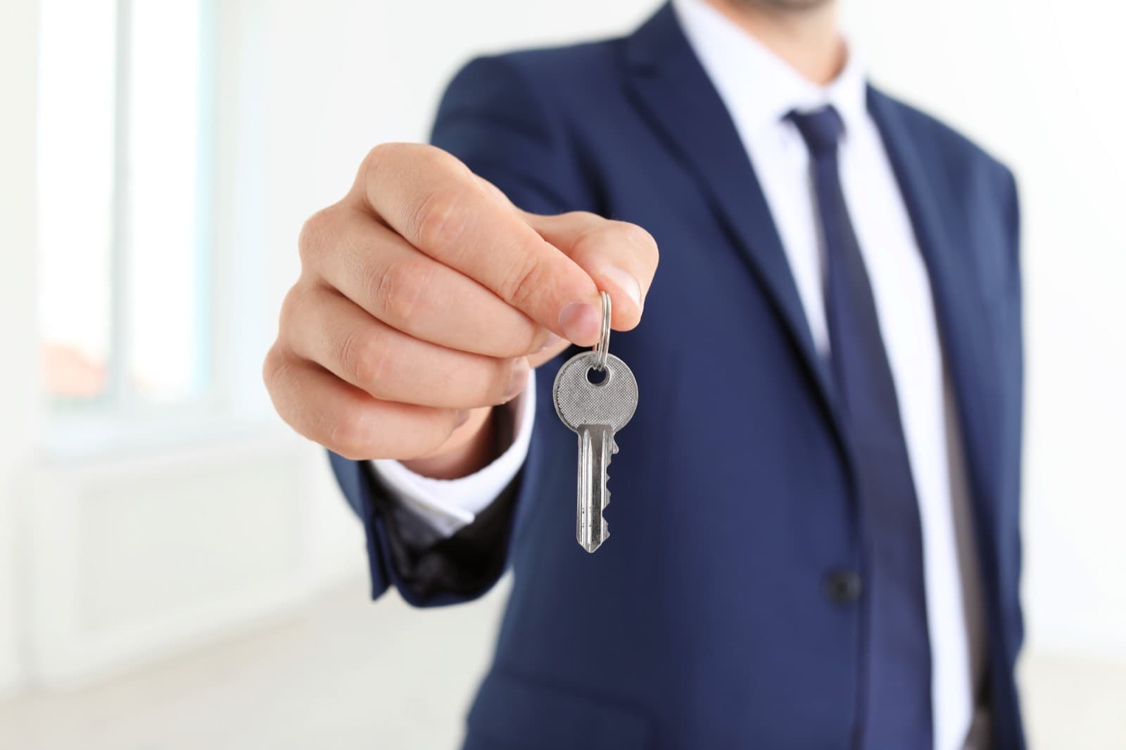 Agent immobilier remettant les clés d'un bien à son client